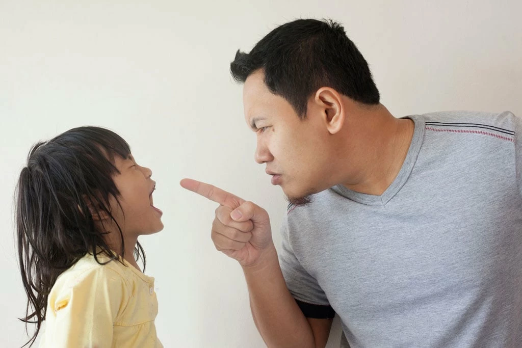8 đặc điểm của cha mẹ độc đoán